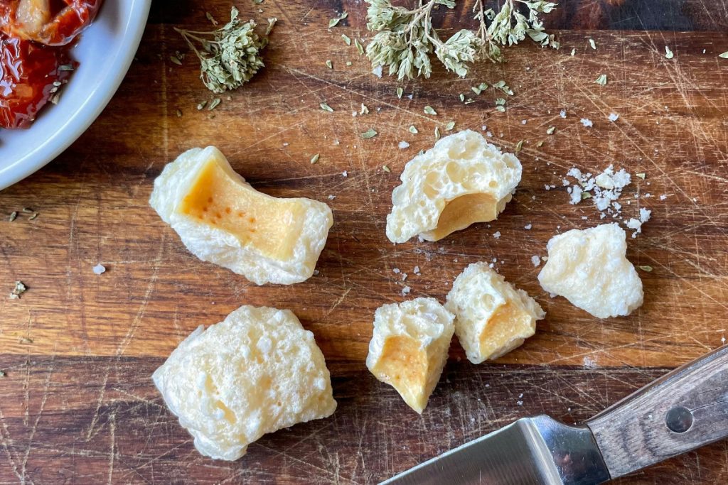 Le croste di parmigiano non buttatele: con questi 3 trucchi diventano protagoniste a tavola