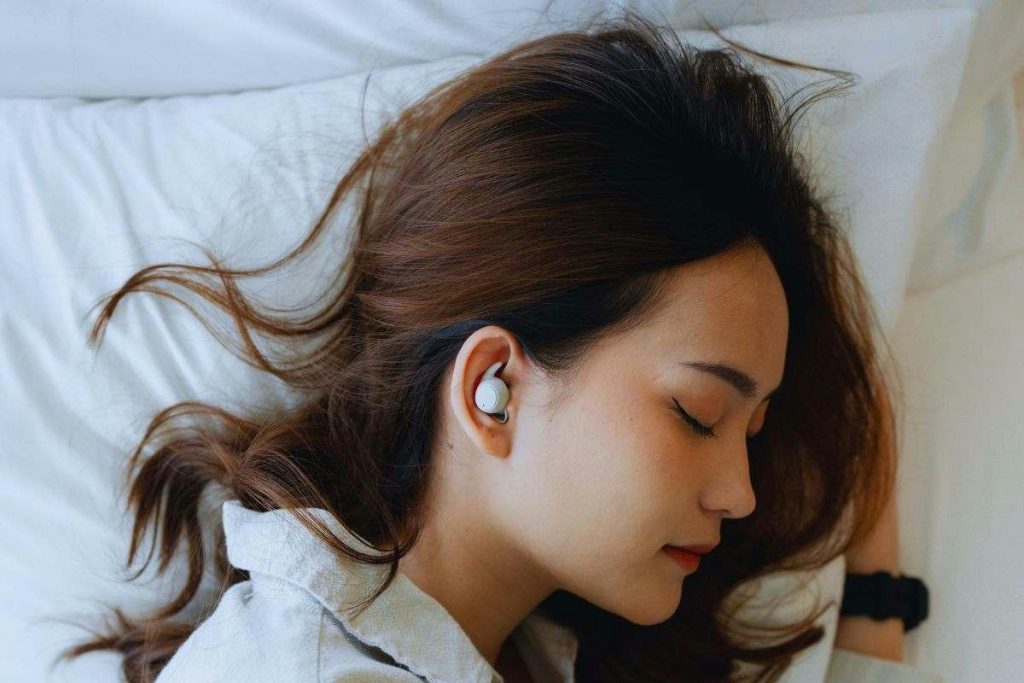 Dormire meglio è possibile: l’auricolare che risolve i disturbi notturni e porta relax profondo