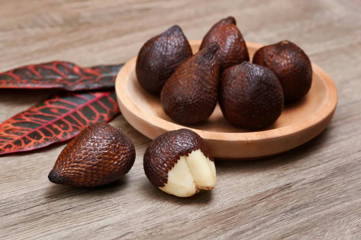 Hai mai visto un frutto con la buccia da serpente? Con il salak scopri gusto e ricette uniche