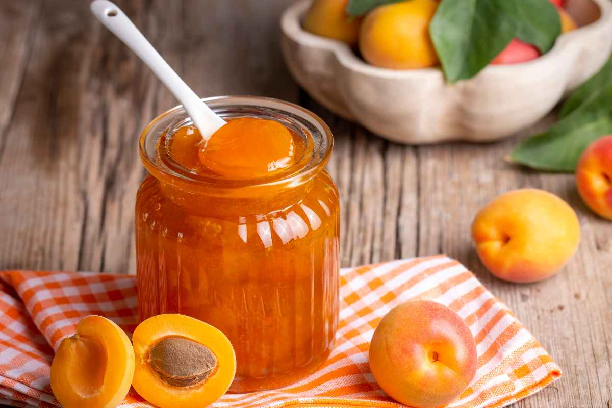 Non hai tempo né voglia di bollire pentoloni? Ora la marmellata si prepara così in 10 minuti