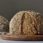 Il pane raffermo diventa di nuovo fragrante e croccante: ecco come farlo rinascere in casa