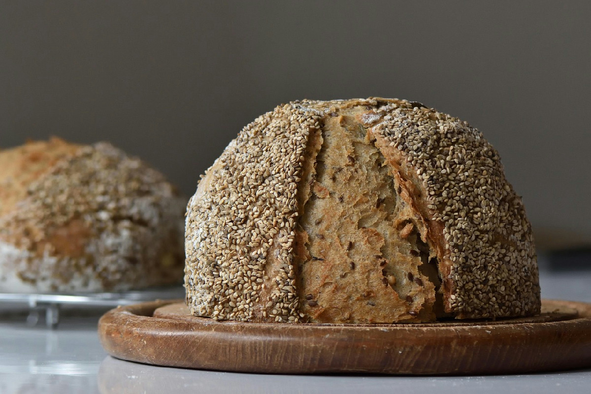 Il pane raffermo diventa di nuovo fragrante e croccante: ecco come farlo rinascere in casa