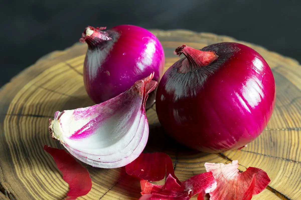 Sapevi che la cipolla fa bene al cuore e sgonfia la pancia? Così non ti viene nemmeno l’alito cattivo